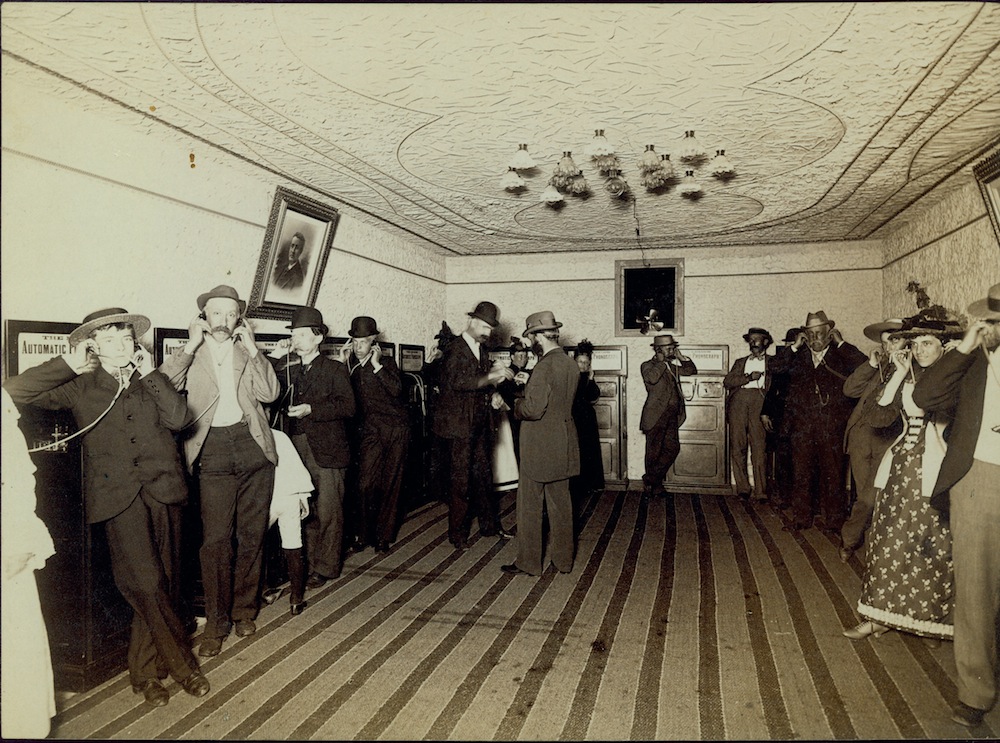 Phonograph parlor in juikebox history