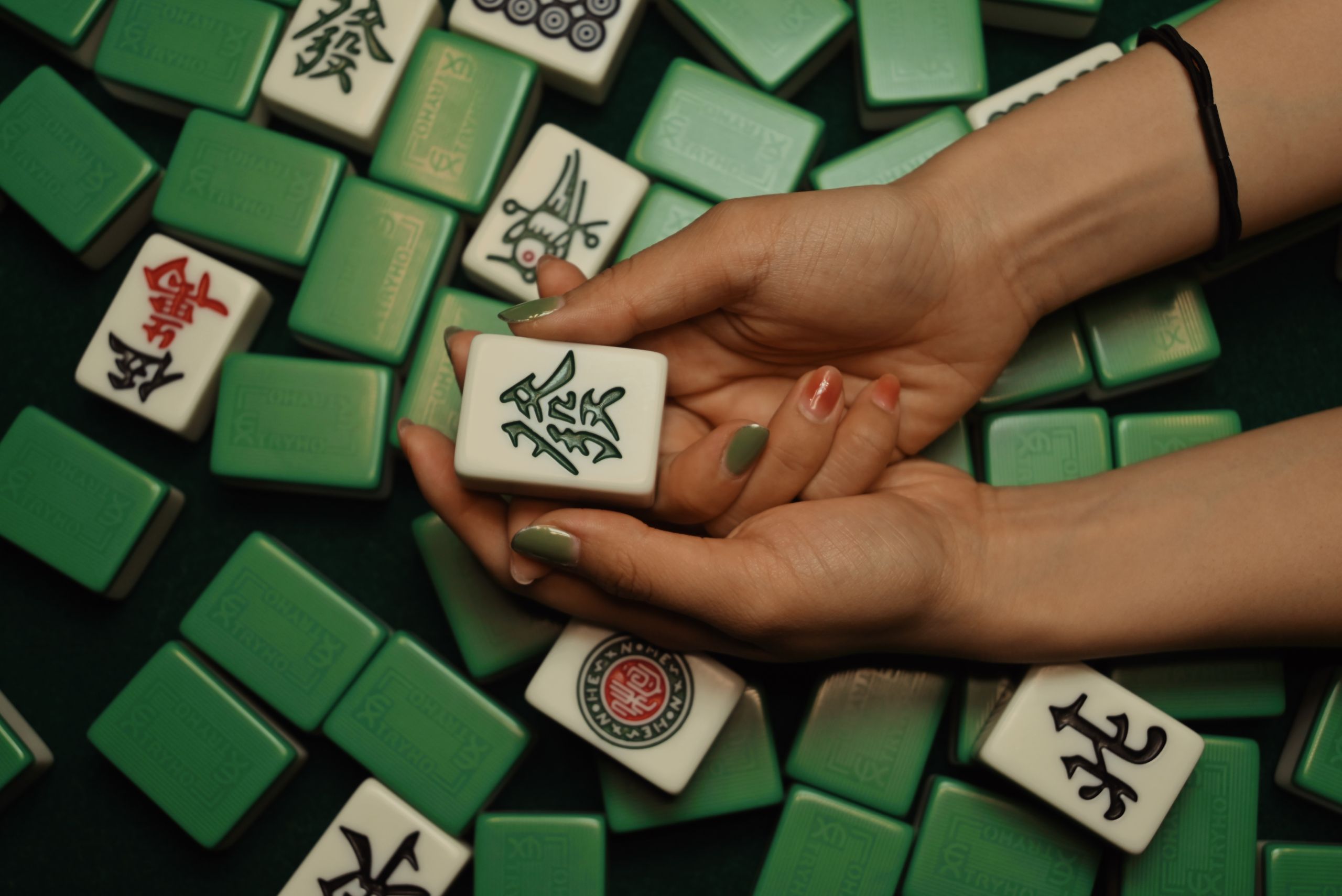 Mahjong Tiles - White with Blue Back - Set of 166 + 2 Black Trays